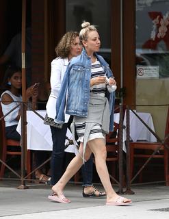 Kaley Cuoco feet photo thumbnail