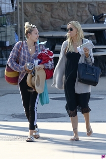 Miley Cyrus feet photo thumbnail