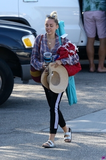 Miley Cyrus feet photo thumbnail