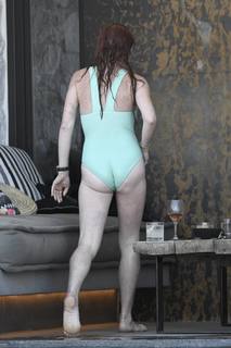 Lindsay Lohan feet photo thumbnail