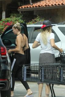 Miley Cyrus feet photo thumbnail
