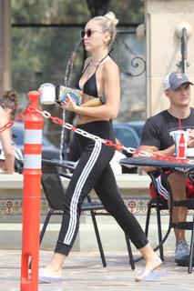Miley Cyrus feet photo thumbnail