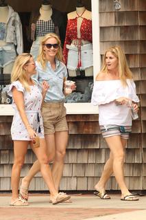 Reese Witherspoon feet photo thumbnail