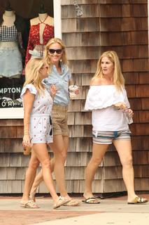 Reese Witherspoon feet photo thumbnail