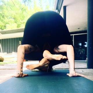 Miley Cyrus feet photo thumbnail