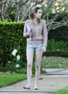 Emma Roberts feet photo thumbnail