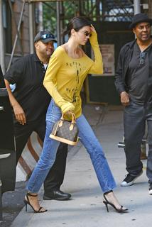 Kendall Jenner feet photo thumbnail