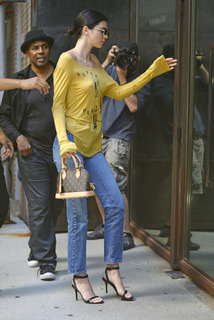 Kendall Jenner feet photo thumbnail