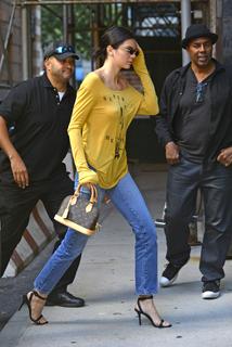 Kendall Jenner feet photo thumbnail