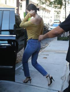 Kendall Jenner feet photo thumbnail