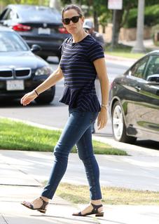 Jennifer Garner feet photo thumbnail