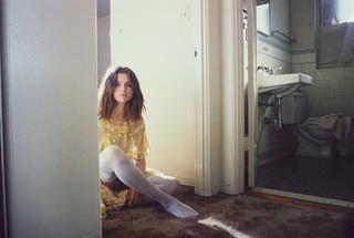 Selena Gomez feet photo thumbnail