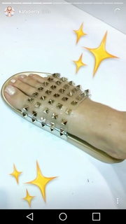 Katy Perry feet photo thumbnail