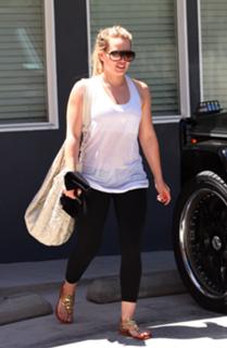 Hilary Duff feet photo thumbnail