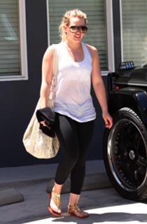 Hilary Duff feet photo thumbnail