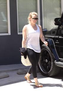 Hilary Duff feet photo thumbnail