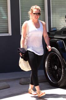 Hilary Duff feet photo thumbnail