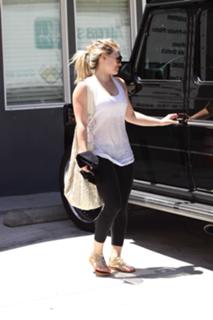 Hilary Duff feet photo thumbnail