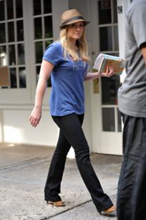 Hilary Duff feet photo thumbnail