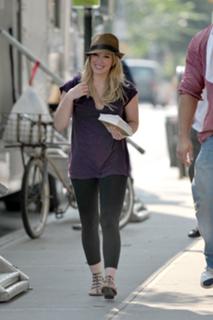 Hilary Duff feet photo thumbnail