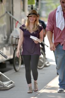 Hilary Duff feet photo thumbnail