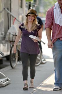 Hilary Duff feet photo thumbnail