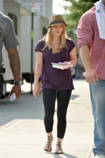 Hilary Duff feet photo thumbnail