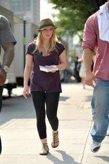 Hilary Duff feet photo thumbnail