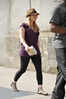 Hilary Duff feet photo thumbnail