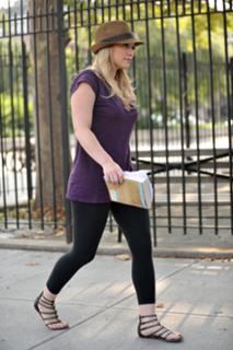 Hilary Duff feet photo thumbnail
