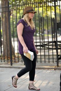 Hilary Duff feet photo thumbnail