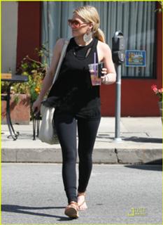 Hilary Duff feet photo thumbnail