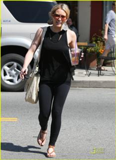 Hilary Duff feet photo thumbnail