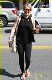 Hilary Duff feet photo thumbnail