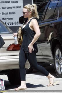 Hilary Duff feet photo thumbnail
