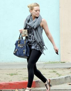 Hilary Duff feet photo thumbnail
