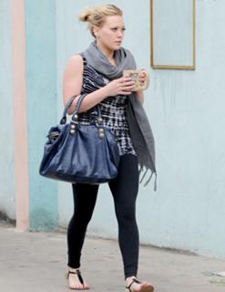 Hilary Duff feet photo thumbnail