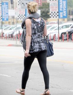 Hilary Duff feet photo thumbnail