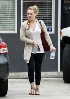 Hilary Duff feet photo thumbnail