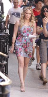 Hilary Duff feet photo thumbnail