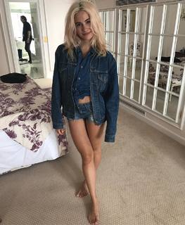 Pixie Lott feet photo thumbnail