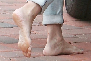 Tori Spelling feet photo thumbnail