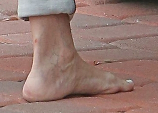 Tori Spelling feet photo thumbnail