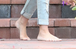 Tori Spelling feet photo thumbnail