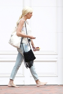 Tori Spelling feet photo thumbnail