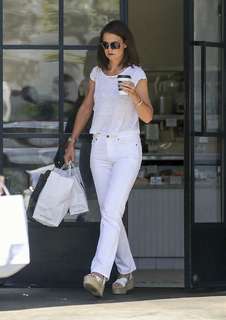 Katie Holmes feet photo thumbnail