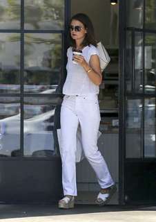 Katie Holmes feet photo thumbnail