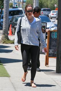 Jennifer Garner feet photo thumbnail