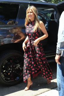 Jennifer Aniston feet photo thumbnail