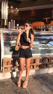 Carolina Ardohain feet photo thumbnail